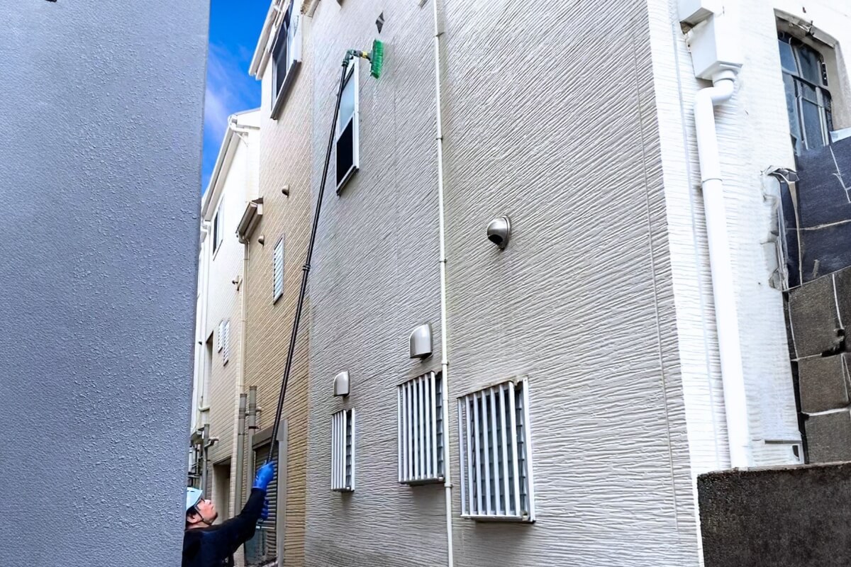 再塗装等の場合、工期が1ヶ月程度かかってしまう場合もありますが、SKAT工法なら外壁1面であれば2〜3時間で洗浄完了します。住宅の外壁全面を洗浄しても1日で作業が完了します。